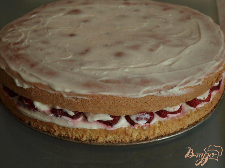 Фото приготовление рецепта: Торт с клубникой и сливками шаг №8