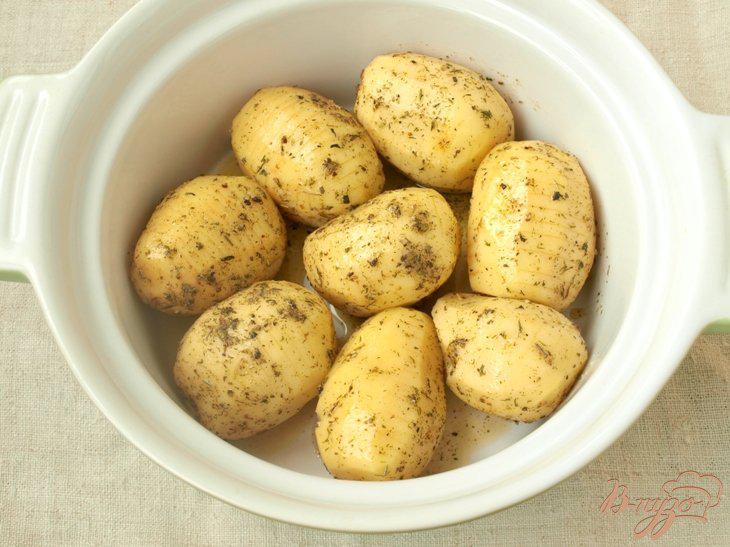 Фото приготовление рецепта: Картофель,запечённый в духовке с ароматными травами шаг №3
