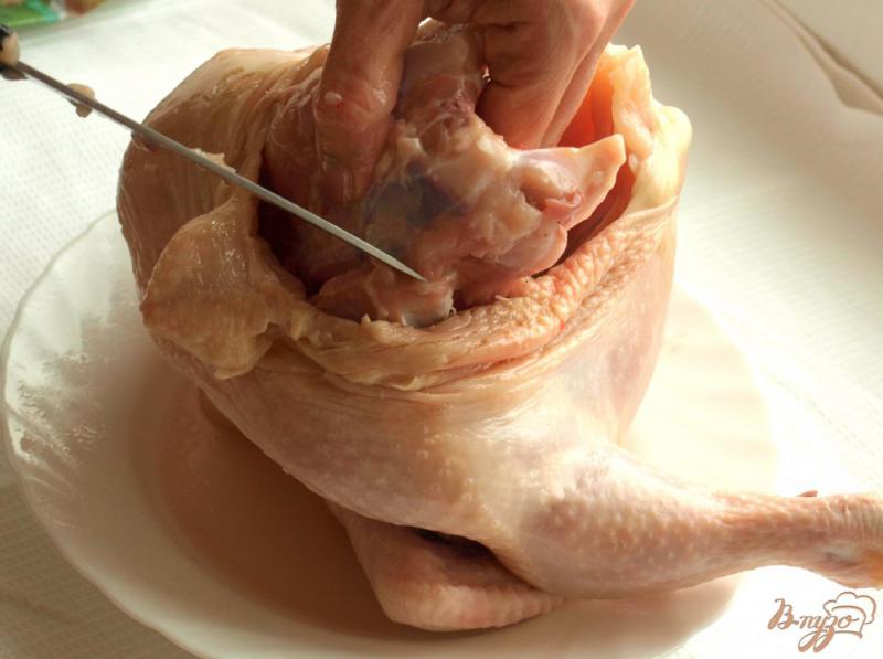 Фото приготовление рецепта: Курица фаршированная гречкой с грибами и луком шаг №7