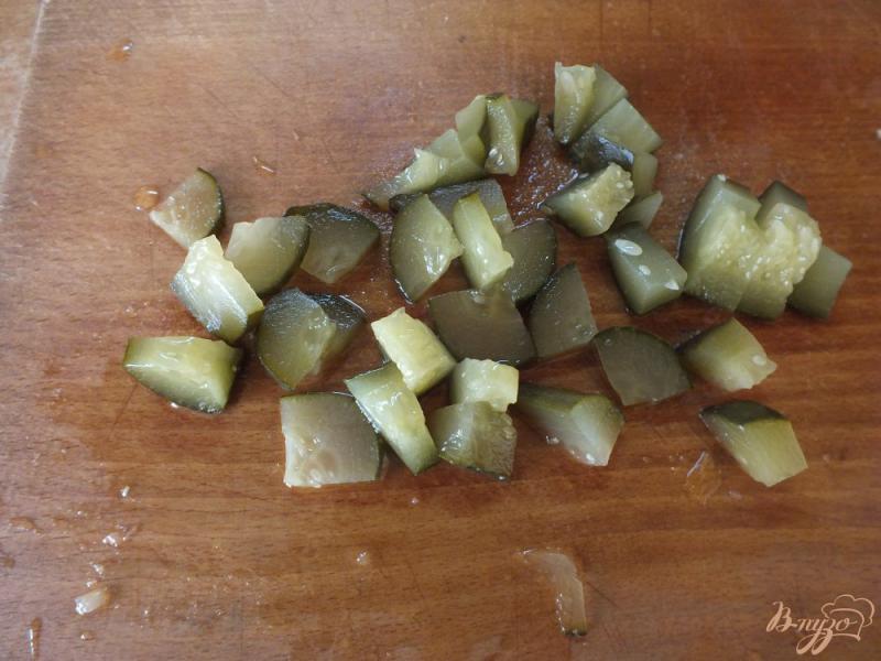 Фото приготовление рецепта: Салат с соленым огурцом и куриными сердечками шаг №4