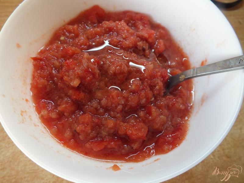 Фото приготовление рецепта: Холодный красный суп-пюре с серым хлебом шаг №7