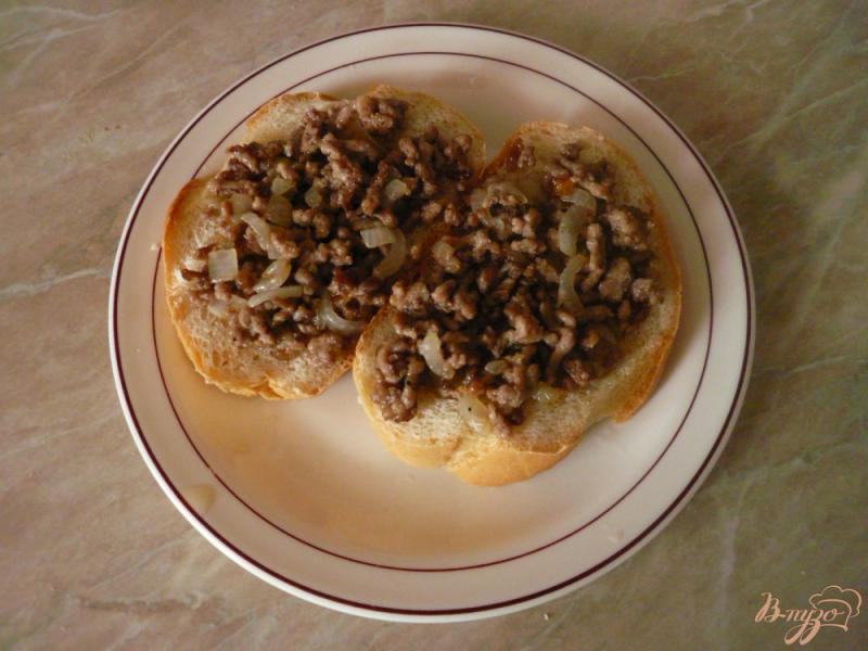 Фото приготовление рецепта: Бутерброды с фаршем шаг №2