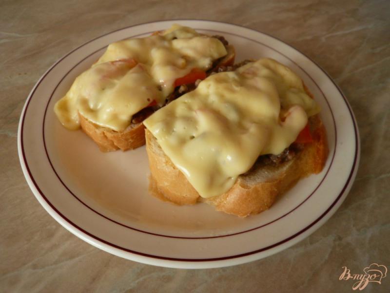 Фото приготовление рецепта: Бутерброды с фаршем шаг №5