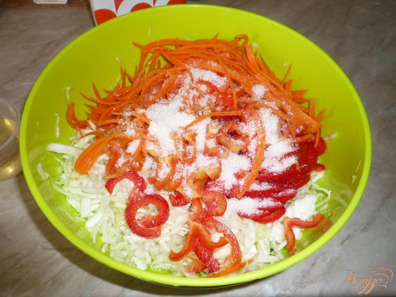 Фото приготовление рецепта: Маринованный салат из капусты с перцем и морковью шаг №6