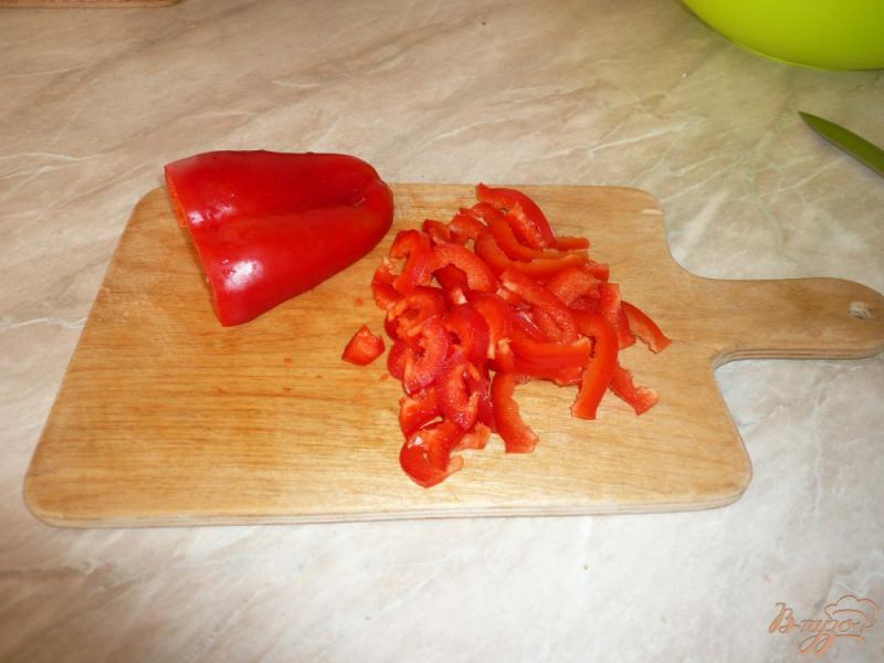 Фото приготовление рецепта: Маринованный салат из капусты с перцем и морковью шаг №4