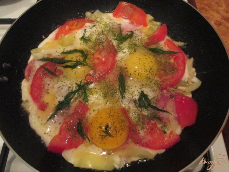 Фото приготовление рецепта: Глазунья с помидорами и болгарским перцем шаг №4