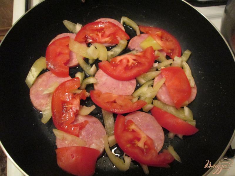 Фото приготовление рецепта: Глазунья с помидорами и болгарским перцем шаг №2