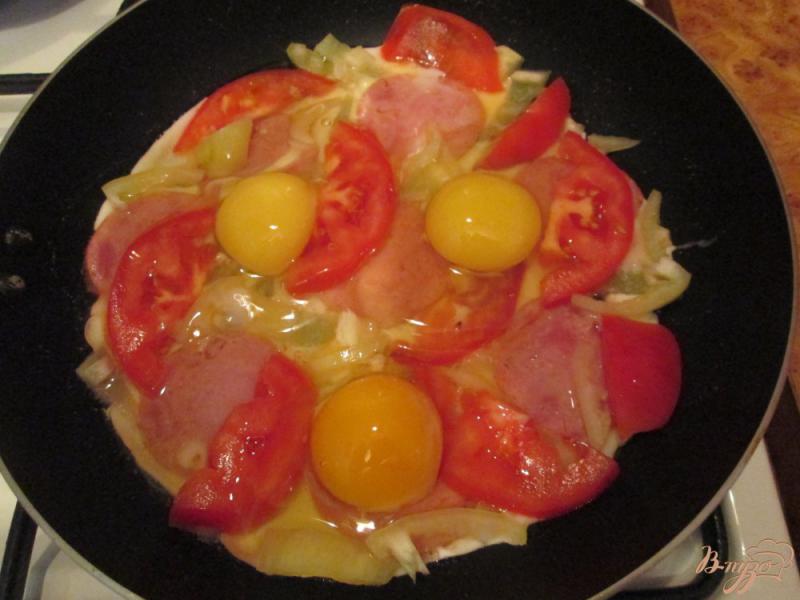 Фото приготовление рецепта: Глазунья с помидорами и болгарским перцем шаг №3