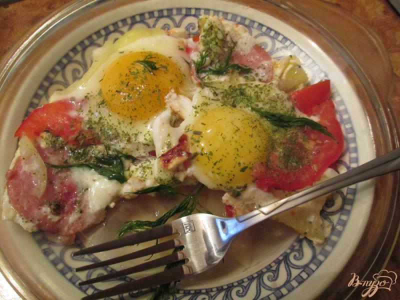 Фото приготовление рецепта: Глазунья с помидорами и болгарским перцем шаг №5