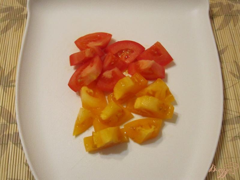 Фото приготовление рецепта: Белая рыба со свежими помидорами шаг №5