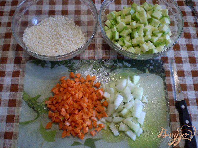 Фото приготовление рецепта: Рисовый суп с кабачком на пупках шаг №3