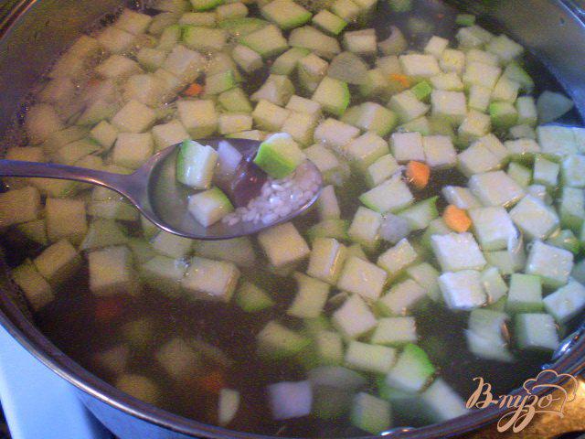 Фото приготовление рецепта: Рисовый суп с кабачком на пупках шаг №4