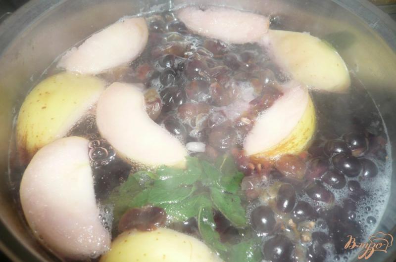 Фото приготовление рецепта: Виноградно-яблочный компот с мятой шаг №2