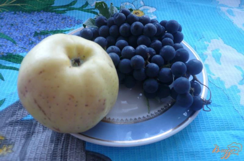 Фото приготовление рецепта: Виноградно-яблочный компот с мятой шаг №1