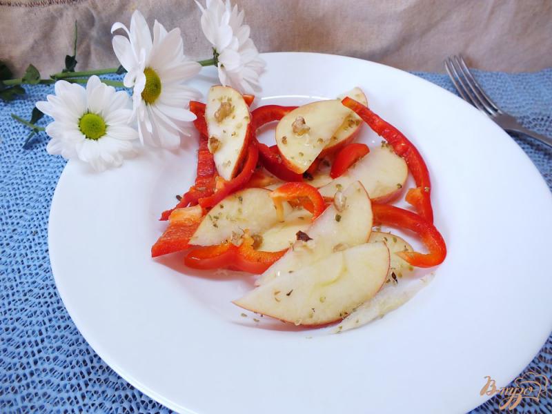Фото приготовление рецепта: Салат из сладкого перца и яблока шаг №7