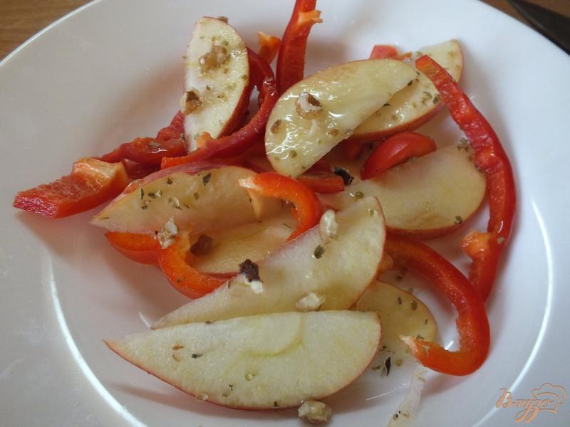 Фото приготовление рецепта: Салат из сладкого перца и яблока шаг №6