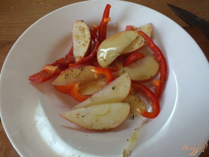 Фото приготовление рецепта: Салат из сладкого перца и яблока шаг №5