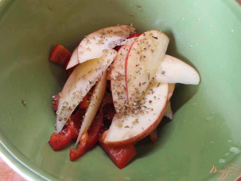Фото приготовление рецепта: Салат из сладкого перца и яблока шаг №4
