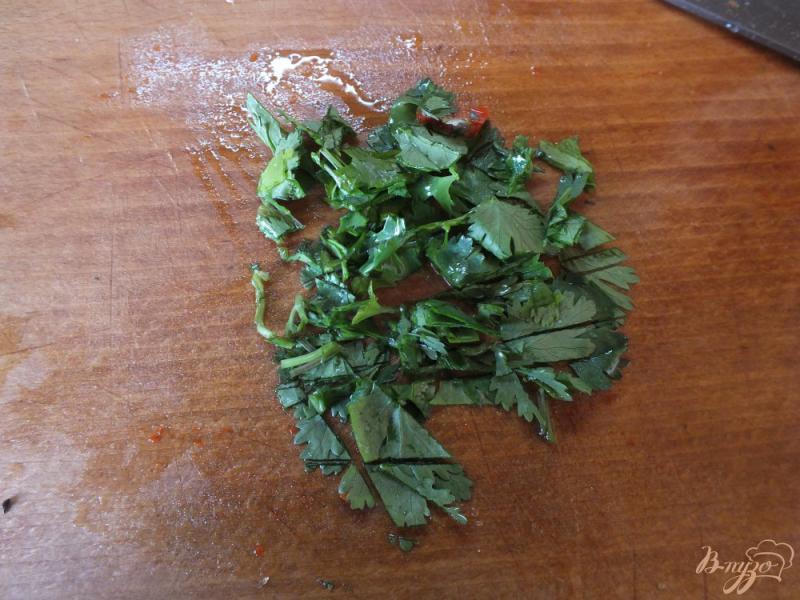 Фото приготовление рецепта: Салат из вареного болгарского перца с кинзой шаг №4