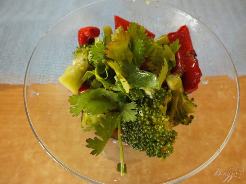 Фото приготовление рецепта: Салат из отварной брокколи и печеного перца шаг №7