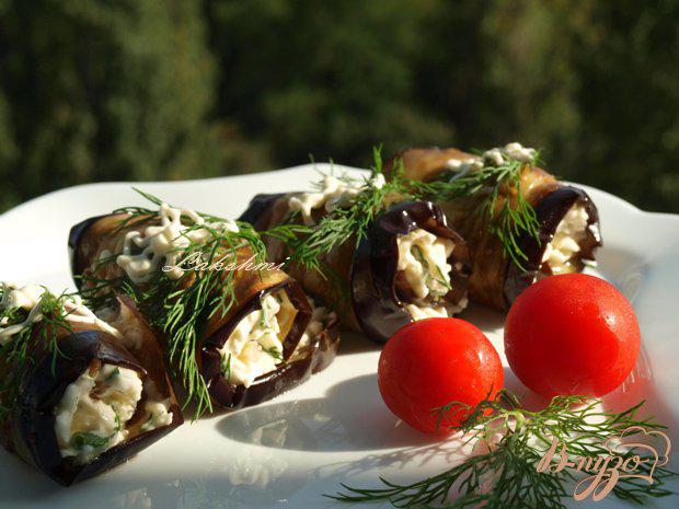 Фото приготовление рецепта: Рулетики из баклажанов с брынзой и грецкими орехами шаг №4