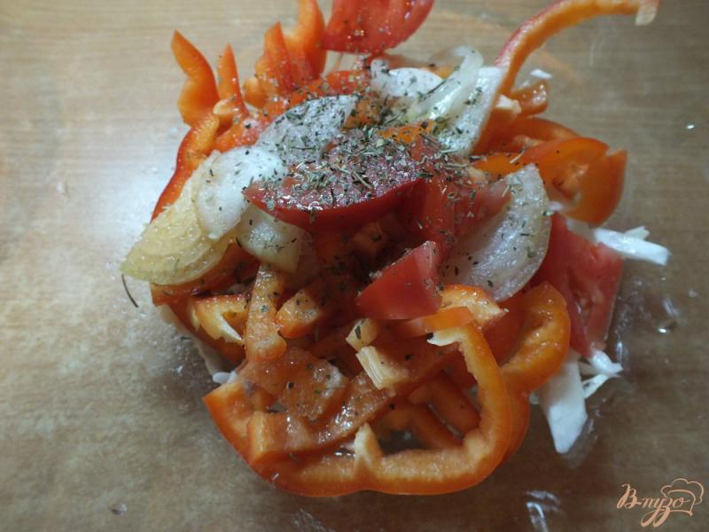 Фото приготовление рецепта: Салат из белокочанной капусты с болгарским перцем шаг №6