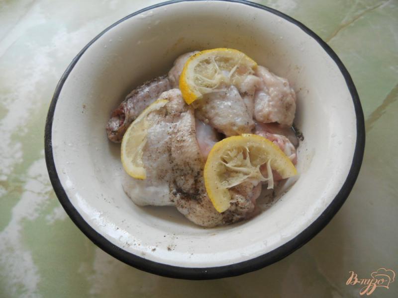 Фото приготовление рецепта: Куриные крылья с лимоном на мангале шаг №3