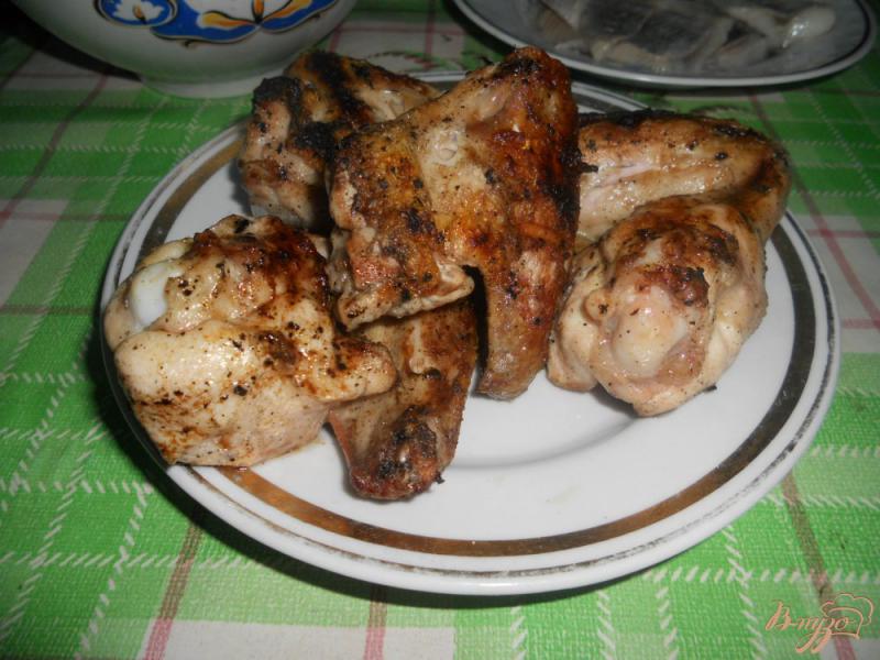 Фото приготовление рецепта: Куриные крылья с лимоном на мангале шаг №5