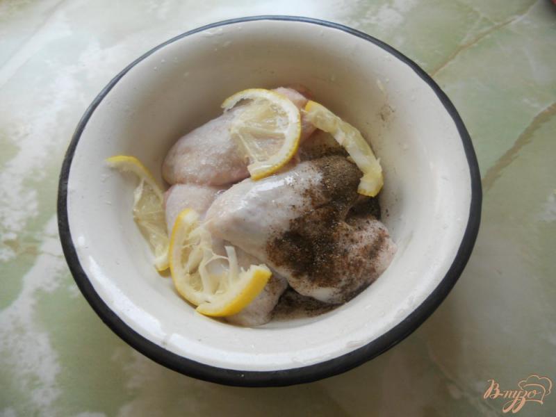 Фото приготовление рецепта: Куриные крылья с лимоном на мангале шаг №2