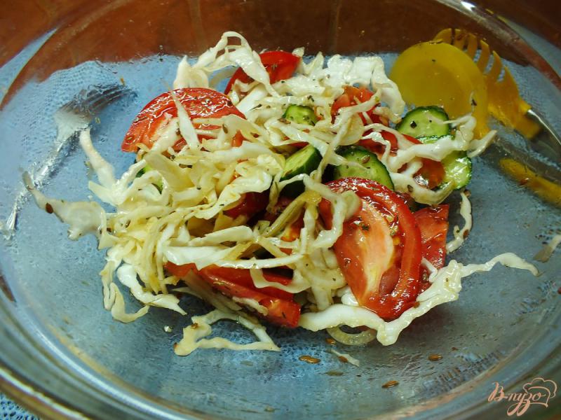Фото приготовление рецепта: Салат с капустой и чабером шаг №7