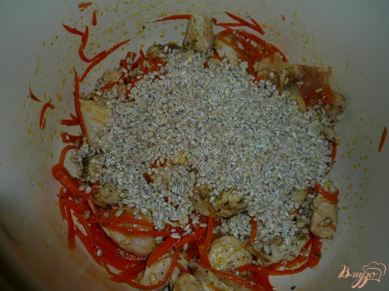 Фото приготовление рецепта: Перловая каша с курицей в мультиварке шаг №4
