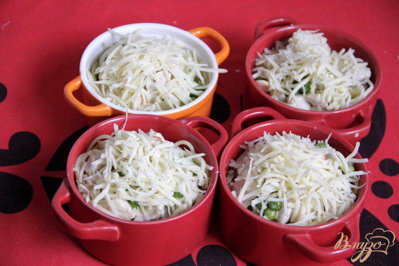 Фото приготовление рецепта: Гнезда из  спагетти с курицей, зелёным  горошком в сливочном соусе шаг №8