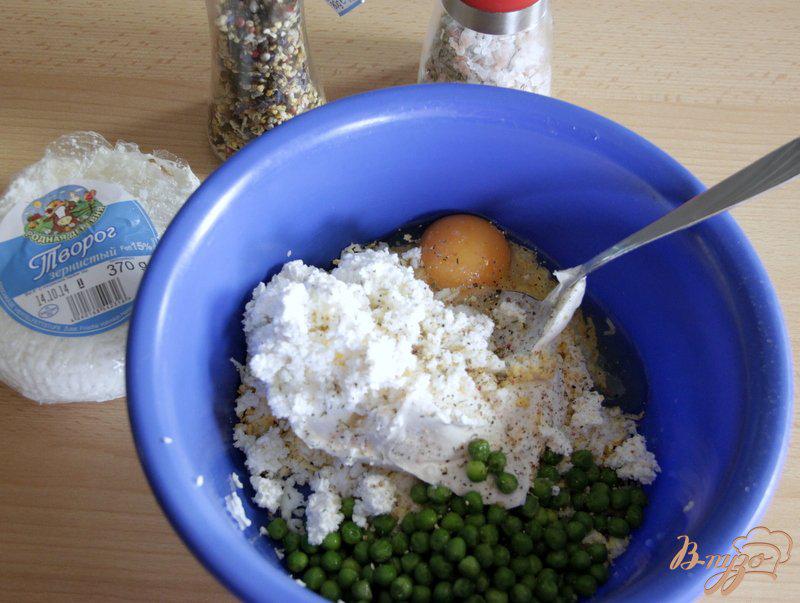 Фото приготовление рецепта: Сырники с яйцами и зелёным горошком шаг №2