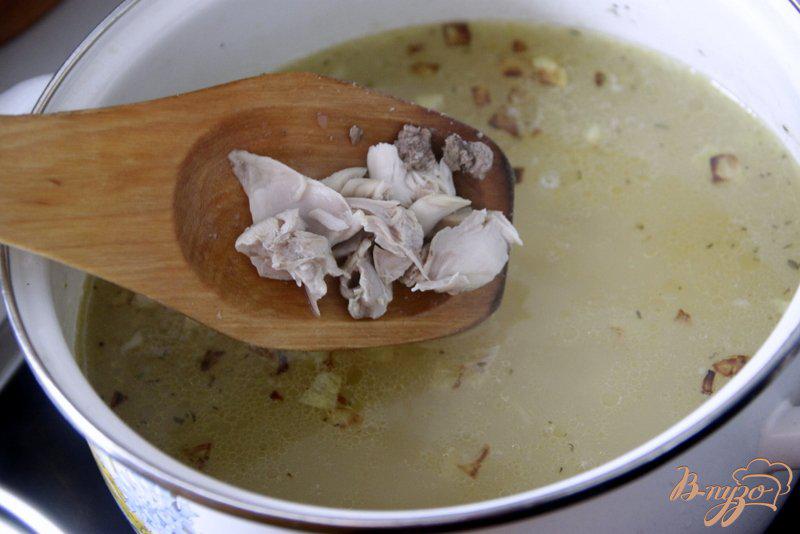 Фото приготовление рецепта: Куриный суп с рисом и нутом шаг №4