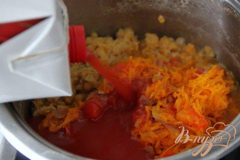 Фото приготовление рецепта: Постный суп с томатами и чечевицей шаг №3