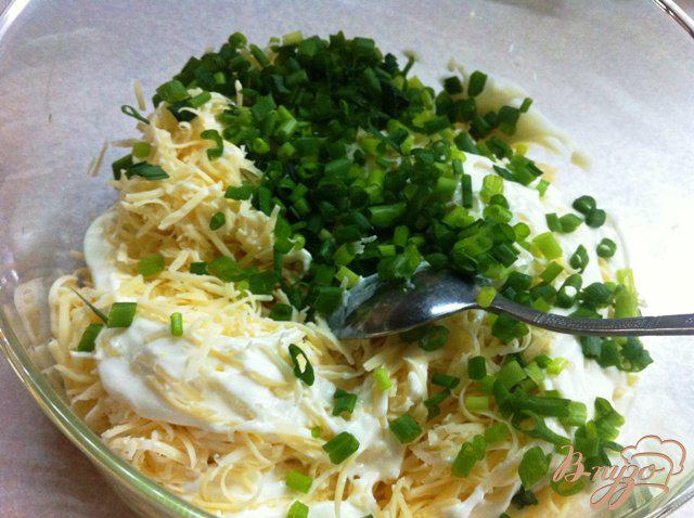 Фото приготовление рецепта: Сырный салат с зеленью шаг №5