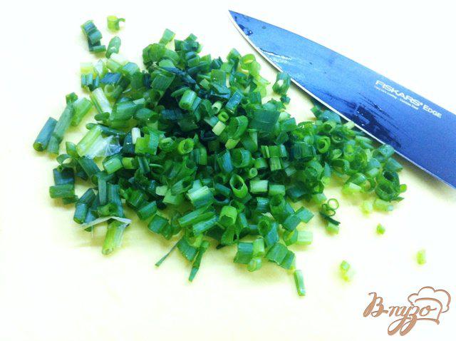 Фото приготовление рецепта: Сырный салат с зеленью шаг №3