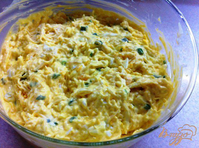 Фото приготовление рецепта: Сырный салат с зеленью шаг №7