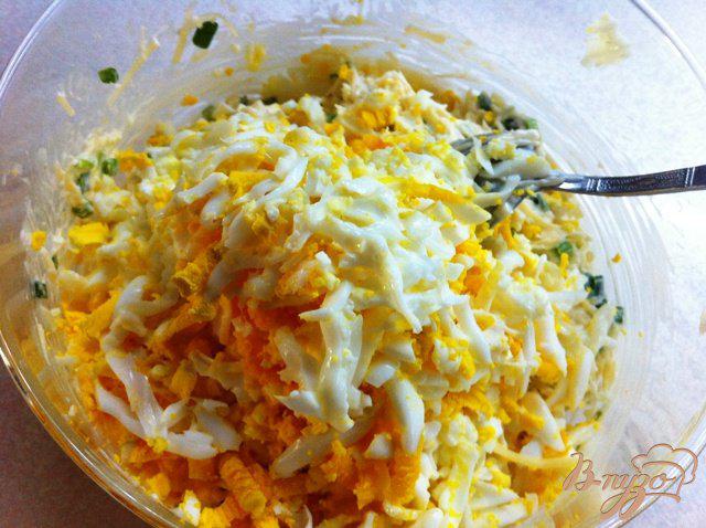Фото приготовление рецепта: Сырный салат с зеленью шаг №6