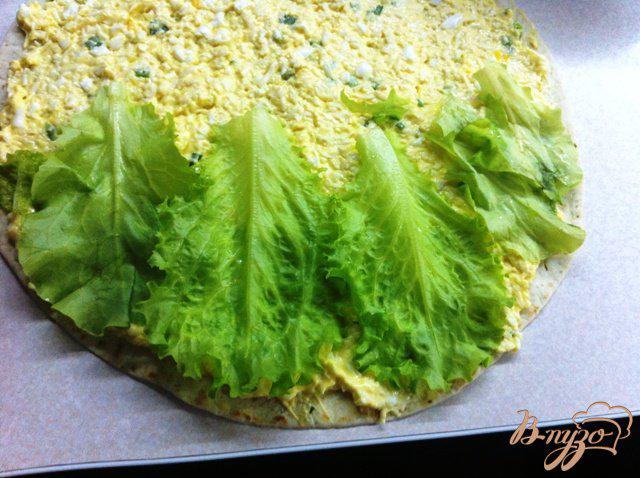 Фото приготовление рецепта: Тортилья с сырным салатом и ветчиной шаг №4