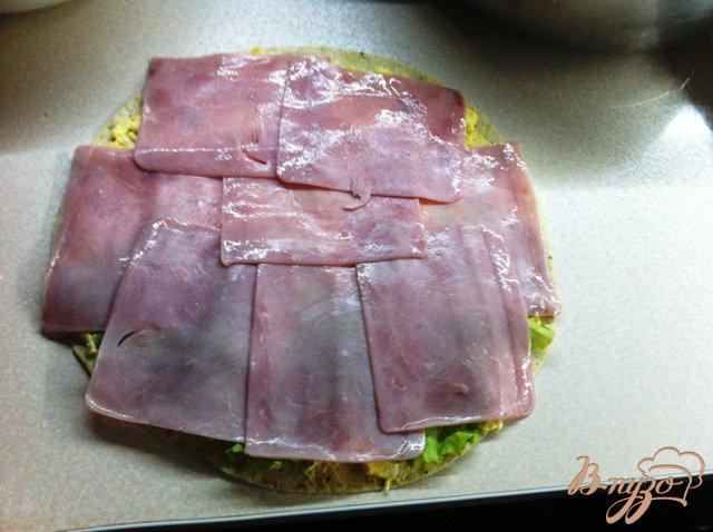 Фото приготовление рецепта: Тортилья с сырным салатом и ветчиной шаг №5