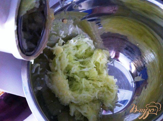Фото приготовление рецепта: Кабачково-картофельные драники шаг №3