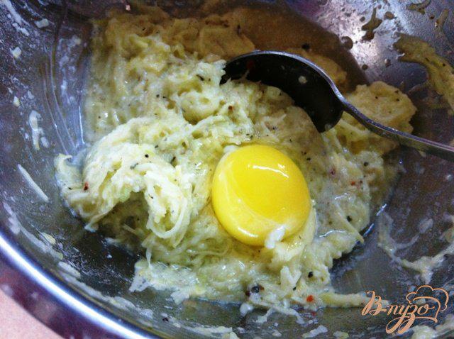 Фото приготовление рецепта: Картофельные оладьи с икрой шаг №2