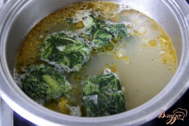 Фото приготовление рецепта: Суп-пюре со шпинатом и голубым сыром шаг №4