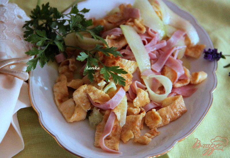 Фото приготовление рецепта: Огуречный салат с ветчиной  и омлетом шаг №7
