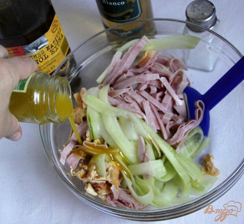 Фото приготовление рецепта: Огуречный салат с ветчиной  и омлетом шаг №6