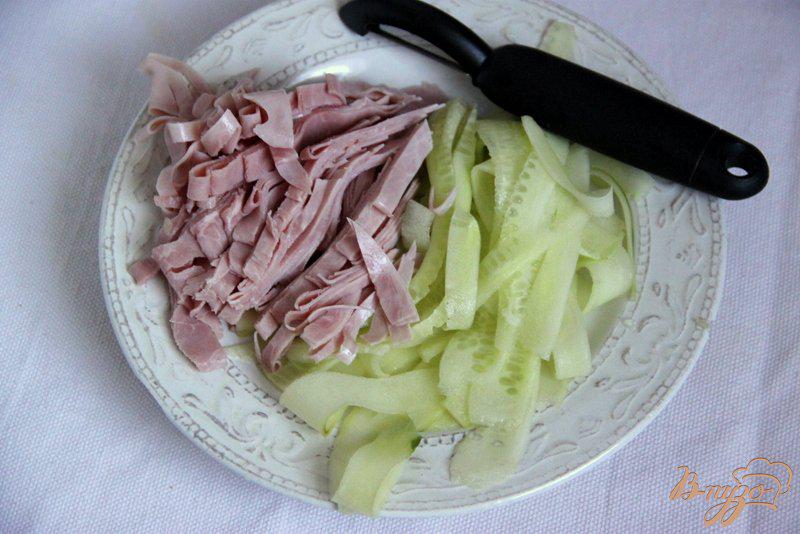 Фото приготовление рецепта: Огуречный салат с ветчиной  и омлетом шаг №5