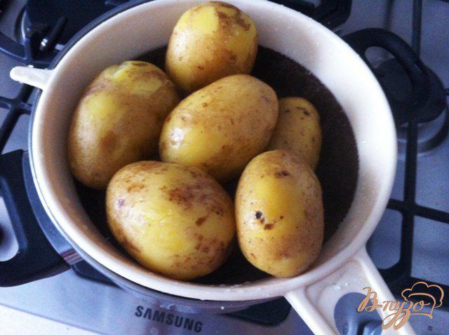 Фото приготовление рецепта: Картофель  Crash Hot Potatoes шаг №4