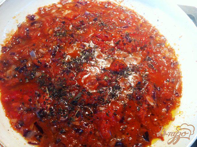 Фото приготовление рецепта: Картофельная запеканка с баклажанами и томатным соусом шаг №8