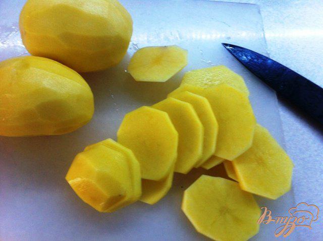 Фото приготовление рецепта: Картофельная запеканка с баклажанами и томатным соусом шаг №4